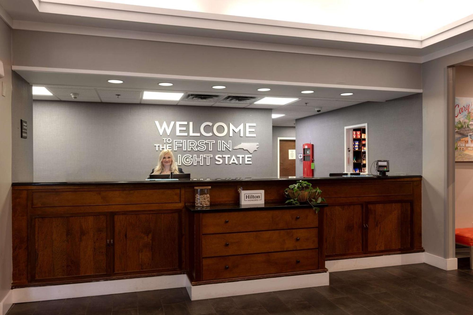 Hampton Inn & Suites Raleigh Cary Lenovo Center Exteriör bild